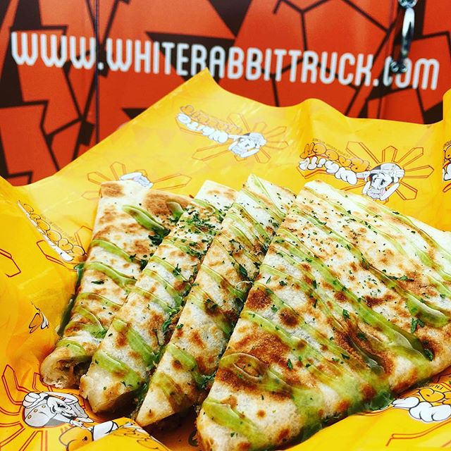 Happy Saturday! Who loves quesadillas!? 🙋🏽‍♂️🙋🏼‍♀️👩🏻‍🚒👩🏼‍🎨👨🏻‍🍳👮🏿‍♀️ Grab one and spread holiday cheer w/ us at @FrankieLucyBakeShop & friends! Schedule can be found on our website 👉🏼 Link in bio 📲 #whiterabbittruck #HolidayBlockParty #XMASisnear 🚌 TRUCK STOP SAT 12/2
🕰 11:00am-2:30pm
📍3116 Sunset Blvd *Holiday Event*
Frankie Lucy Back Shop Silverlake, CA
🕰 11:00am-5:00pm
📍Private Event
Cal State Long Beach
🕰 5:00pm-8:30pm
📍1 Saddleback Parkway
Lake Forest, California **Back to Back OC visits!!!** 👇🏽TAG YOUR FRIENDS👇🏽